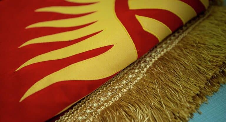 Қырғыздардың жаңа әнұран нұсқалары депутаттардың көңілінен шықпады