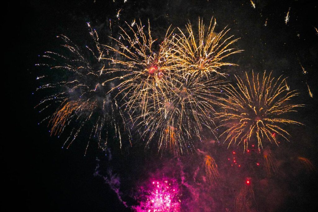 До четырех тысяч залпов новогоднего салюта запустили в Астане за счет спонсоров