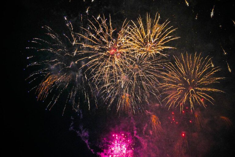 До четырех тысяч залпов новогоднего салюта запустили в Астане за счет спонсоров