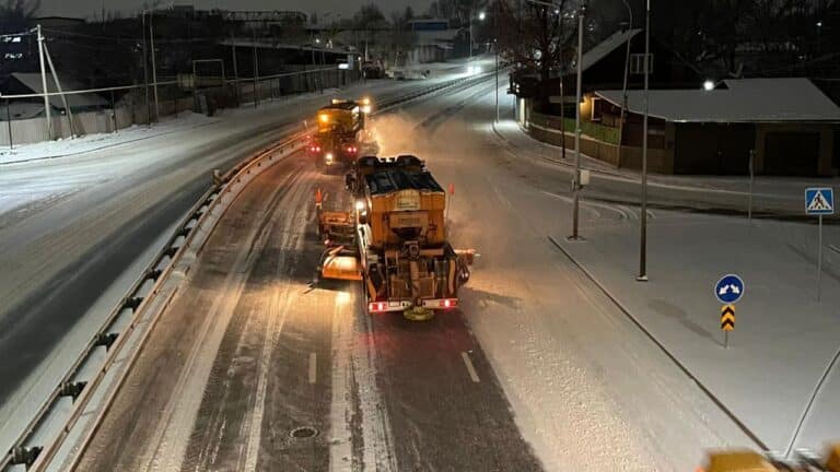 В Алматы усилили уборку снега из-за продолжительного снегопада