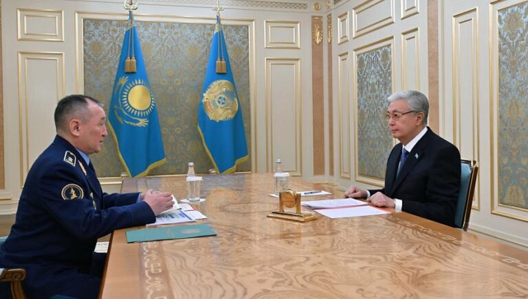 Токаев обсудил с министром обороны состояние Вооруженных сил
