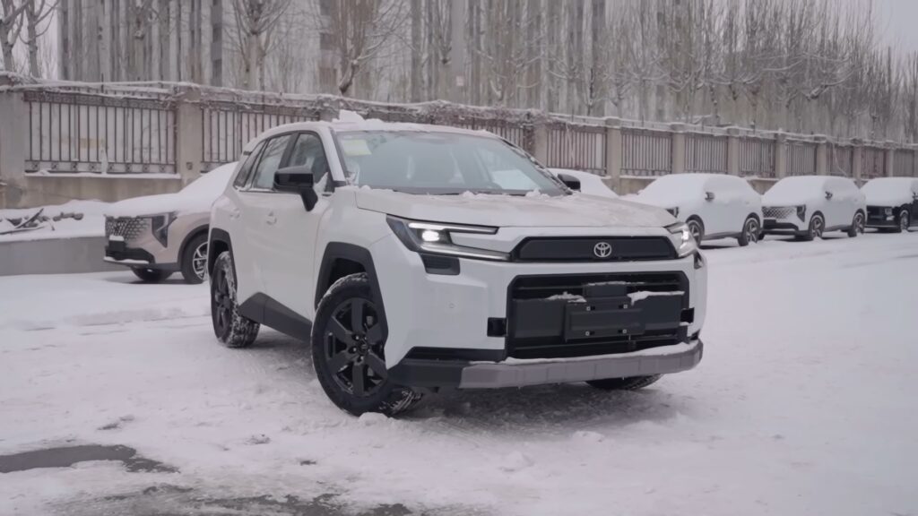 Китайскую Toyota RAV4 шестого поколения за 13,8 млн тенге показали в Хоргосе