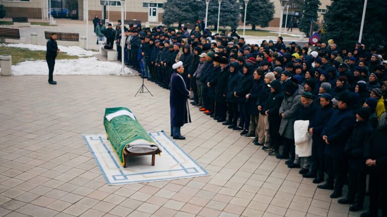 Героя «Рэкетира» Мурата Бисенбина проводили в последний путь в Алматы