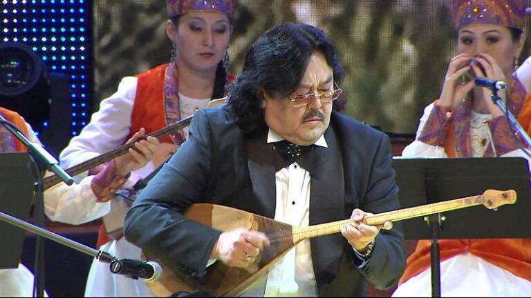 Күйші Секен Тұрысбеков мемлекеттік филармонияны басқарады