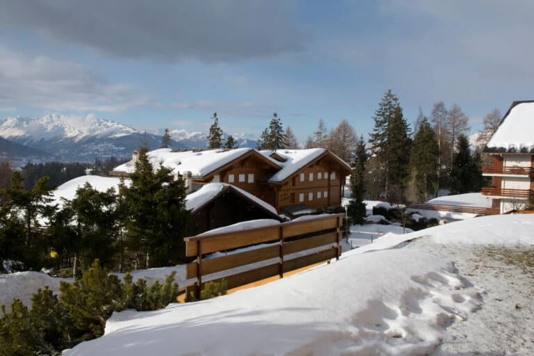 Около 40 человек погибли при пожаре на курорте в Швейцарии