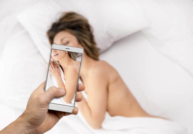 В ЗКО задержали мужчину, который рассылал интимные фото бывшей жены