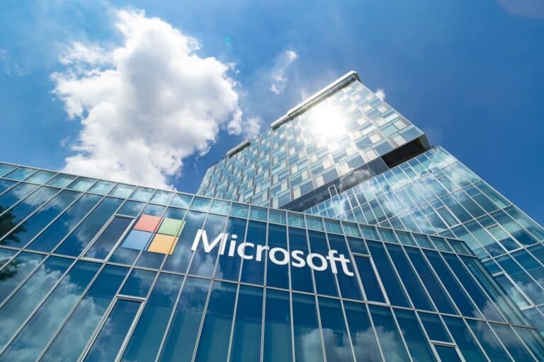 Главное к утру: новый чип Microsoft, последствия обвала в Японии, отчеты в США