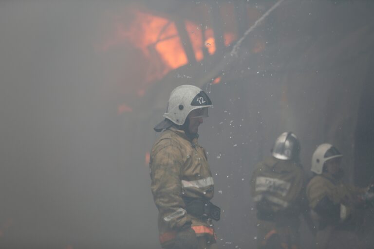 В Талдыкоргане пожарные спасли семерых детей из задымленной пятиэтажки