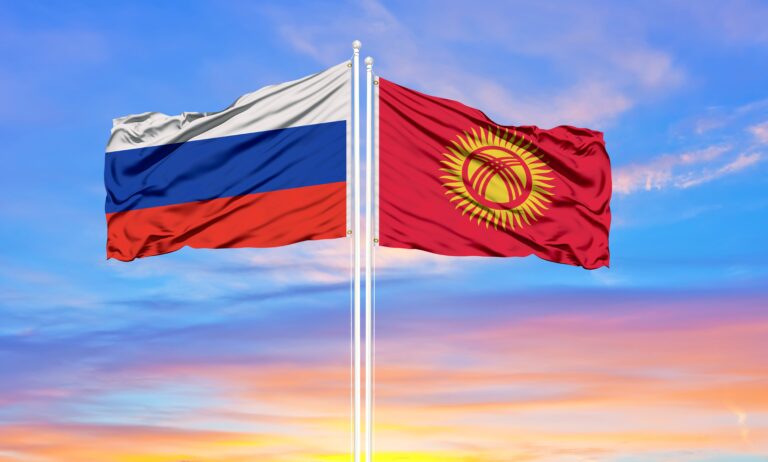 Кыргызстан подал иск в суд ЕАЭС из-за отказа России страховать семьи мигрантов