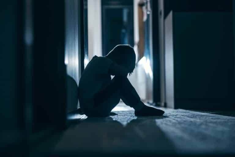 Мать прижигала детей утюгом в Шымкенте: дело расследует полиция