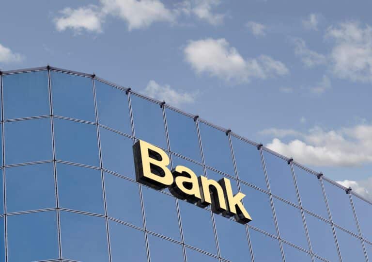 Банкам в Казахстане становится сложнее зарабатывать