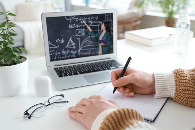 Школьников Павлодара перевели на дистанционное обучение