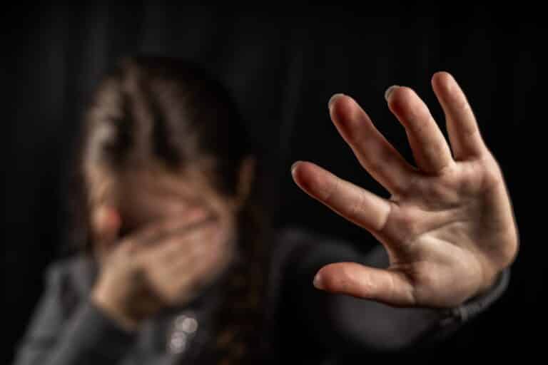 Толпа подростков избила девочку в торговом центре Актау