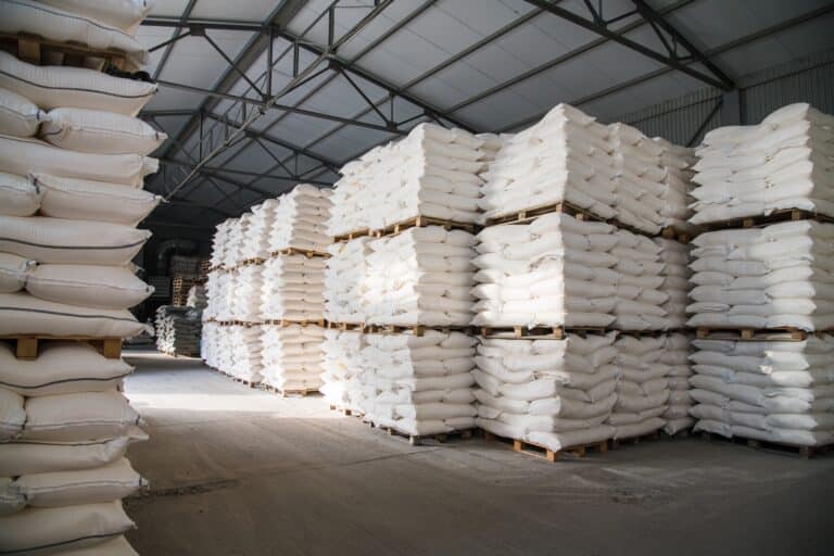 В Костанае грузчик, на которого упала тонна муки, отсудил у работодателя 2 млн тенге