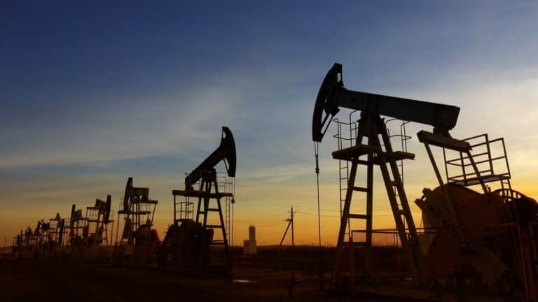 Цены на нефть в Европе растут из-за сокращения казахстанского экспорта