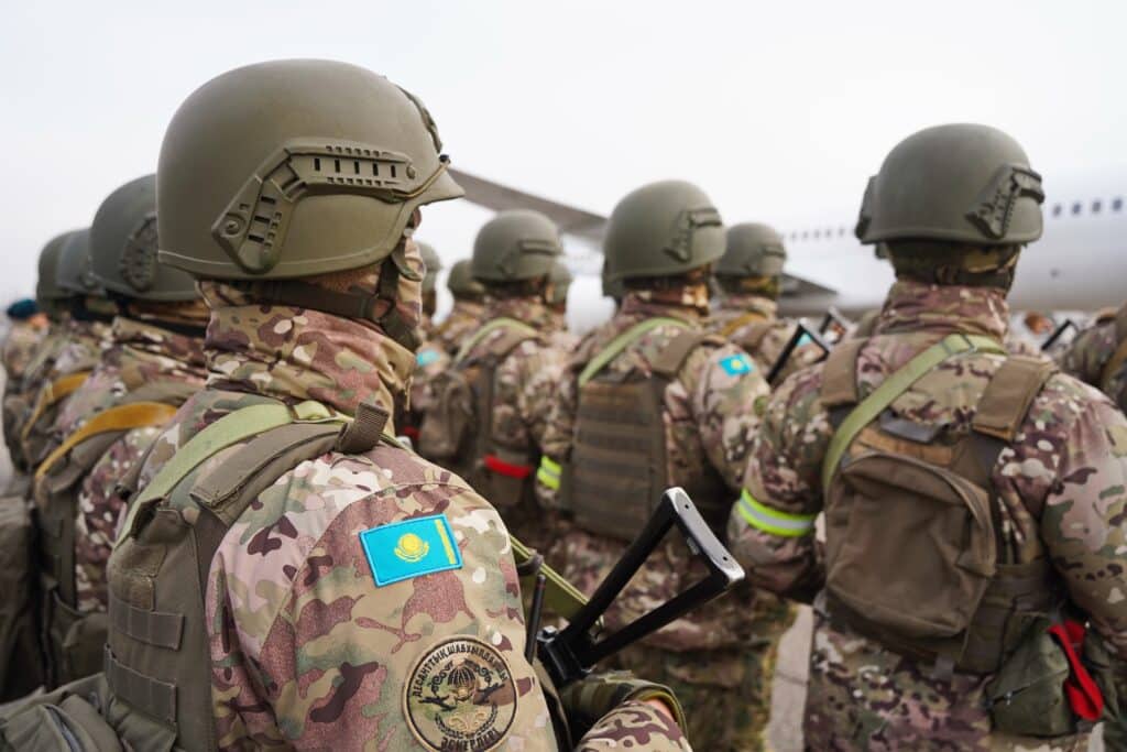 Военным в Казахстане вновь подняли зарплаты