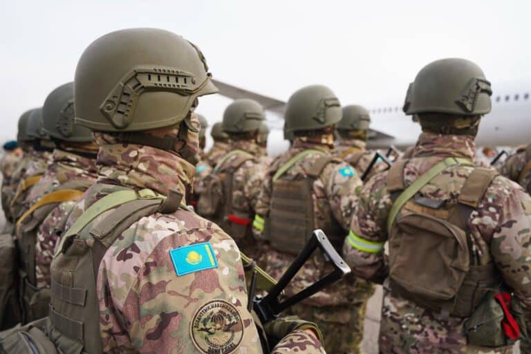Военным в Казахстане вновь подняли зарплаты