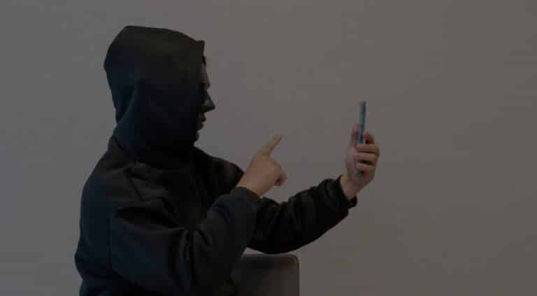 В ЗКО мошенники обманывали курьеров под видом доставки телефонов