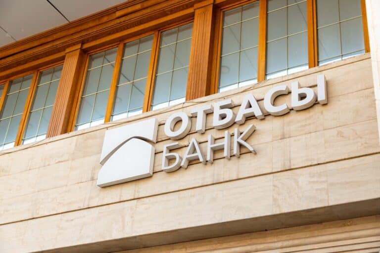 Отбасы банк упростил получение ипотеки для очередников