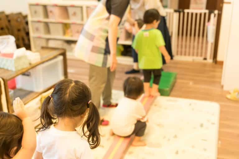 Пугала детей уколами: в Шымкенте завели дело на воспитателя