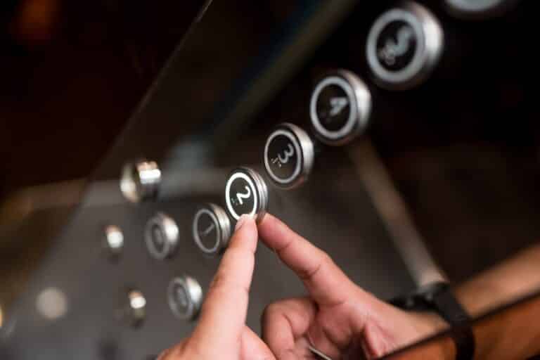 Шымкентте лифт құлап, 1 адам жарақат алды