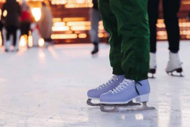 Женщина избила 13-летнюю девочку на катке в Алматы