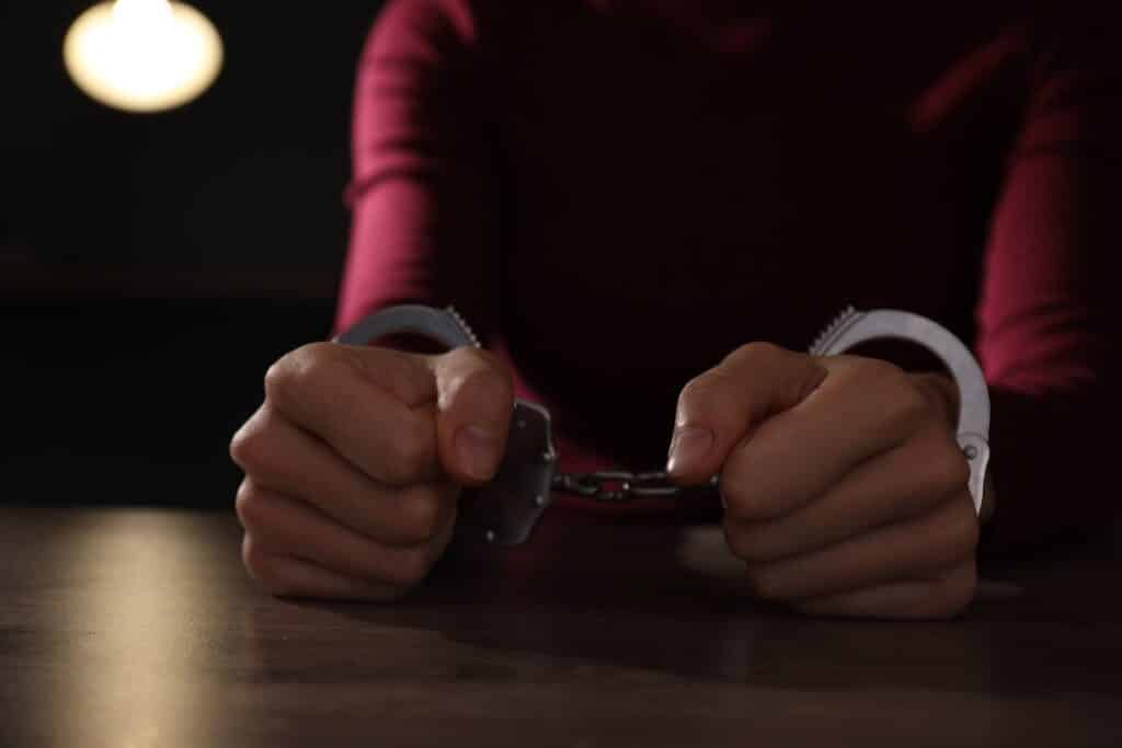 Избивала ребенка на камеру: в Жаркенте задержали 28-летнюю мать