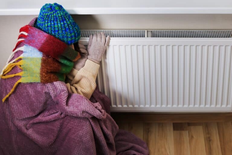 Жители Щучинска жалуются на холод в квартирах на фоне мороза