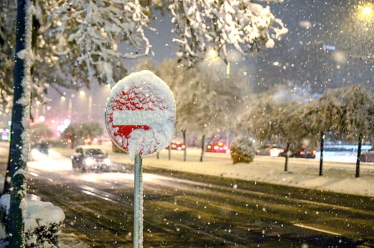 Штормовое предупреждение объявили в Казахстане