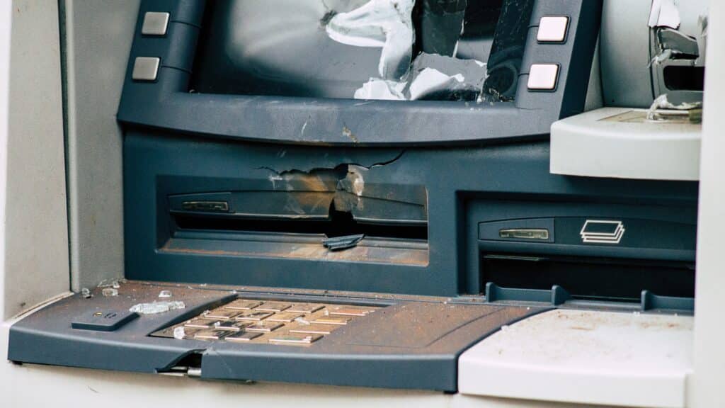 Талдықорғанда банкоматтан ақша ұрлауға талпынған азамат ұсталды (видео)