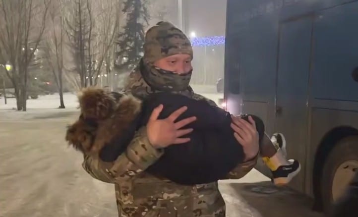 На трассе в Кокшетау в мороз остановили автобус с иностранцами