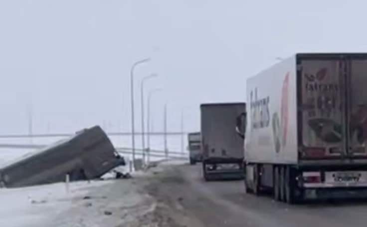 Автобус с 47 иностранцами столкнулся с грузовиком в Кызылординской области