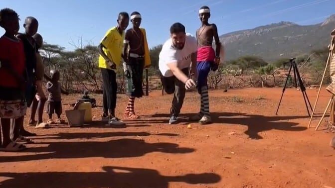 Казахстанские блогеры научили африканских детей играть в асык