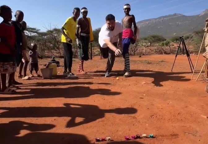 Казахстанские блогеры научили африканских детей играть в асык