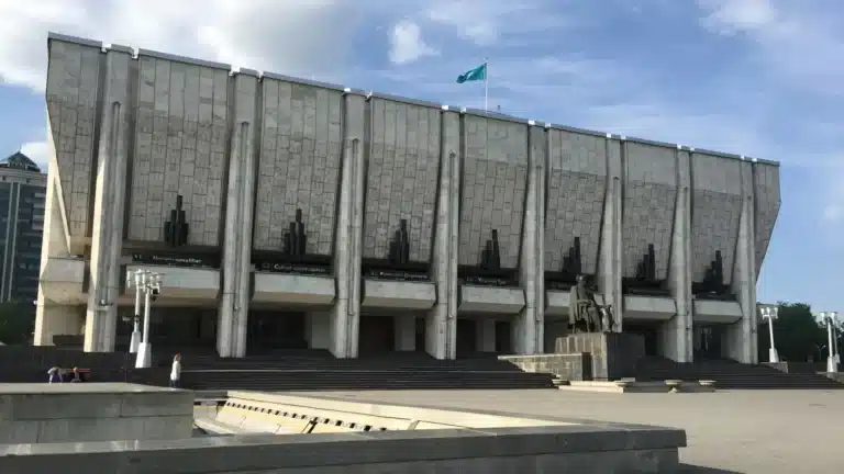 «Жоба қаржы күтіп отыр»: министрлік Әуезов театрын жөндеу жөнінде түсініктеме берді