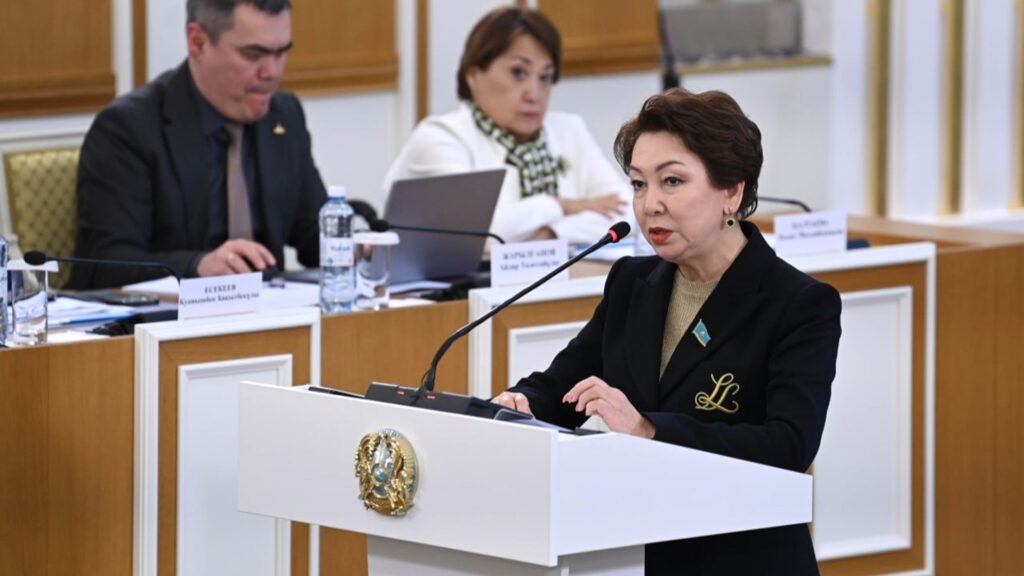 Мәжіліс вице-спикері жаңа Конституция қабылдауды ұсынды