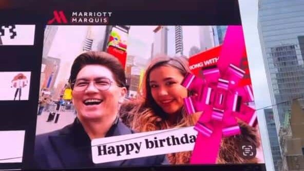 Шахризада ұстазы Сәкен Майғазиевке Нью-Йорктен тосын сый жасады