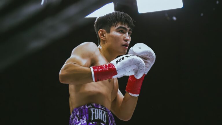 Непобежденный казахстанец проведет бой против бывшего обладателя титула WBC