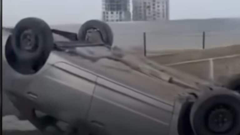 Жүргізуші куәлігіне емтихан тапсыруға келген қыз көлікті аударып алды