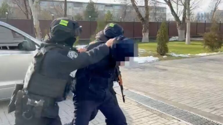 Шымкентте көшеде төбелесіп, екі адамды пышақтаған күдіктілер ұсталды