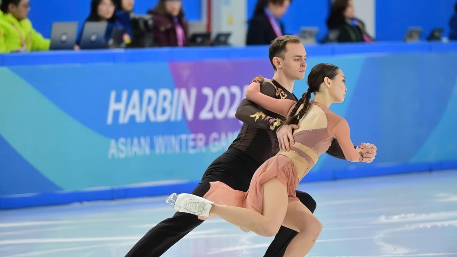 Казахстанский дуэт Бойсангур Датиев и Гаухар Наурызова идет на промежуточно 12-м месте на чемпионате четырех континентов по фигурному катанию в Китае