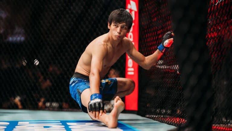 Экс-боец UFC из Казахстана подписал контракт с узбекистанской лигой
