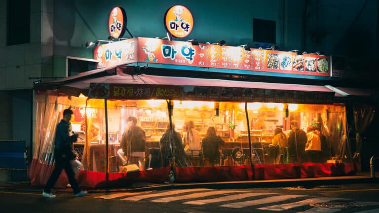 Бары только для гостей до 30 и 40 лет набирают популярность в Азии