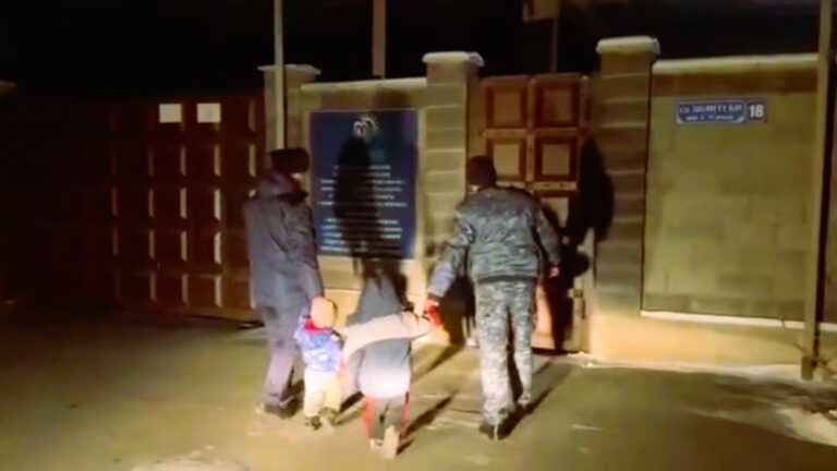 Жаркентте кішкентай баласын аяусыз ұрған ана абақтыға түсті (видео)