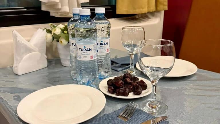 Бесплатные финики и безалкогольные вагоны-рестораны ввели в поездах КТЖ на Рамадан