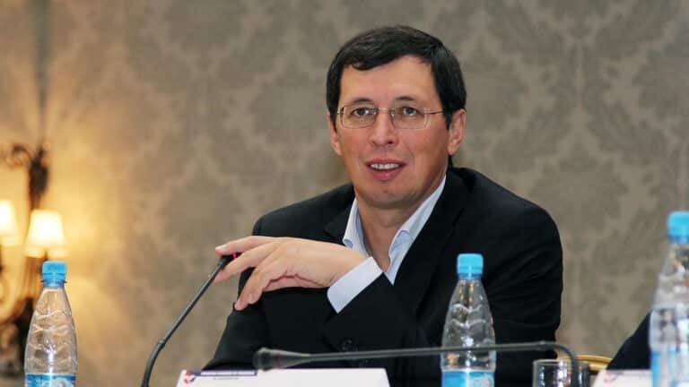 Экс-глава Нацбанка стал директором приносящего миллиарды университета