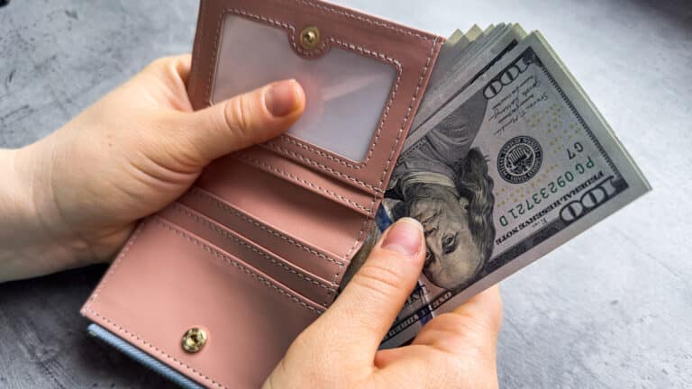 Как Казахстану повысить зарплаты своим гражданам, рассказала финансист