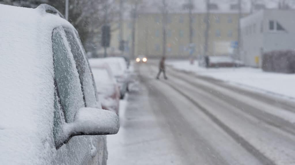 SNOWSTORM IN THE CITY - Vehicles and street are covered with a layer of snow