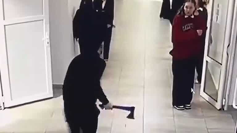 Мать школьника с топором заявила, что ее сына 