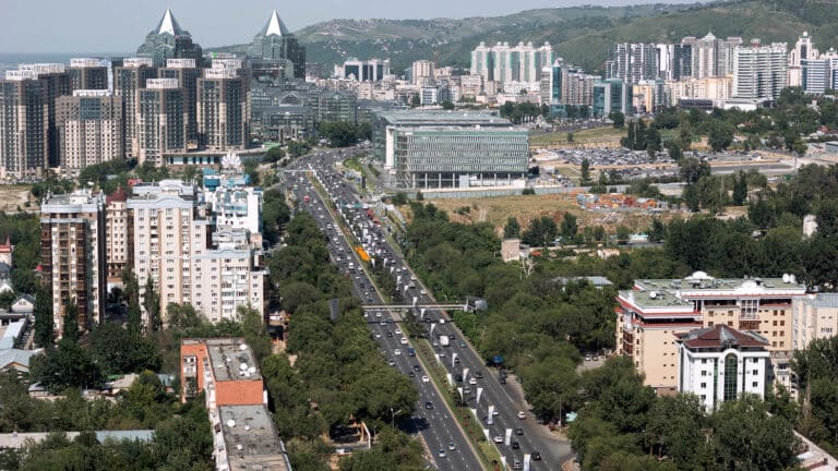 В Алматы 19 автобусов изменят маршрут из-за марафона в выходной